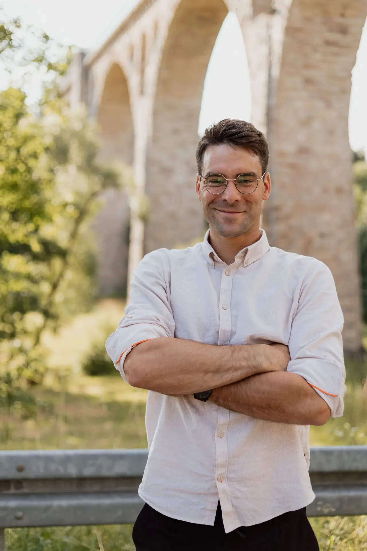 Bürgermeister Nicolas Havel vor der ehemaligen Bahnbrücke in Selbach. Copyright: Mareike Schlehahn
